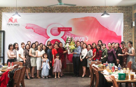 Gỗ Minh Long chúc mừng nữ CBCNV nhân ngày 8/3