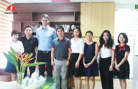 Đào tạo kỹ thuật dán nẹp cạnh bởi đại diện công ty Jowat Việt Nam