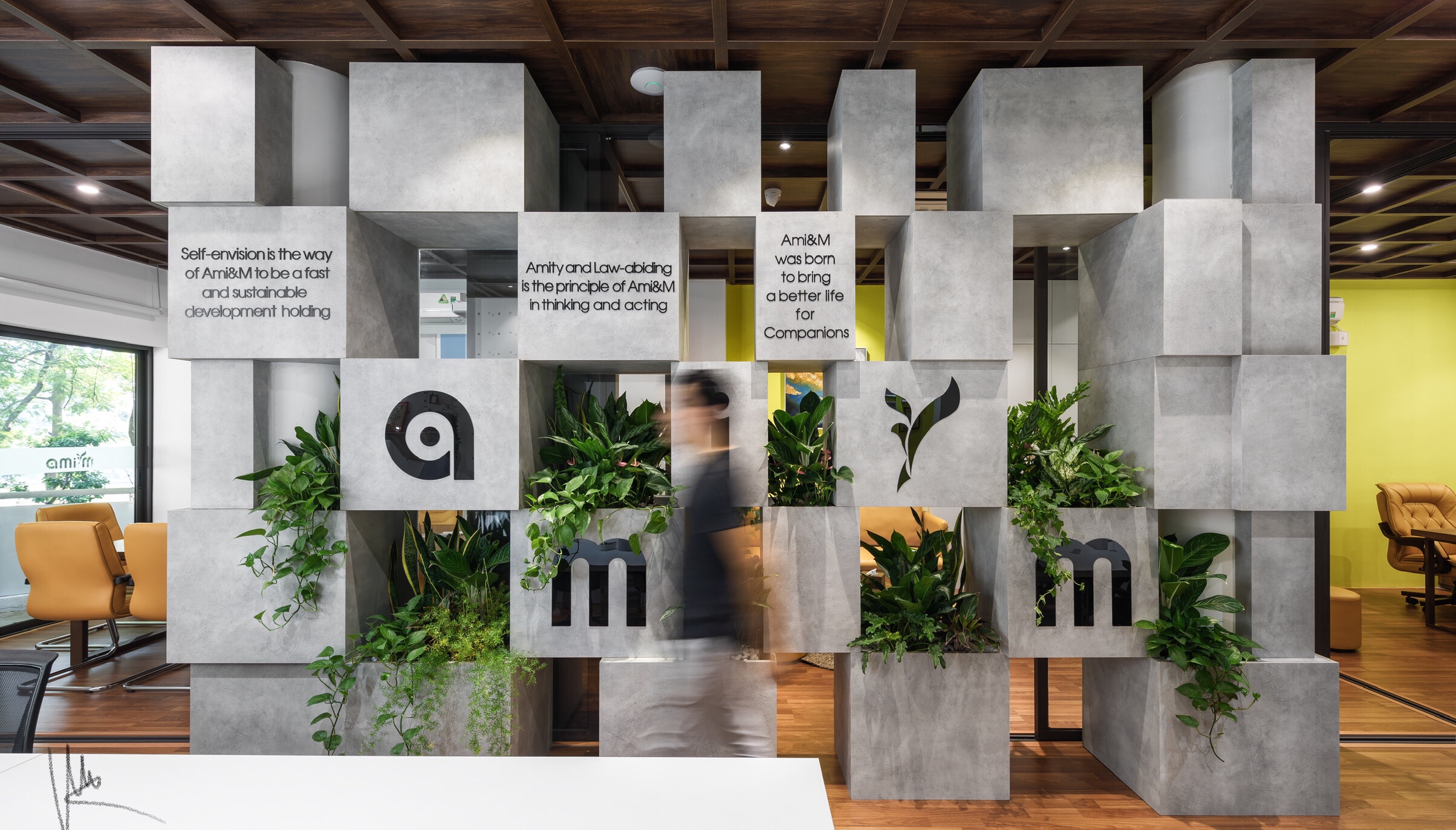 Văn phòng mở tươi sáng và ngập tràn sức sống với cây xanh tại Ami&m. Ảnh AfA Design