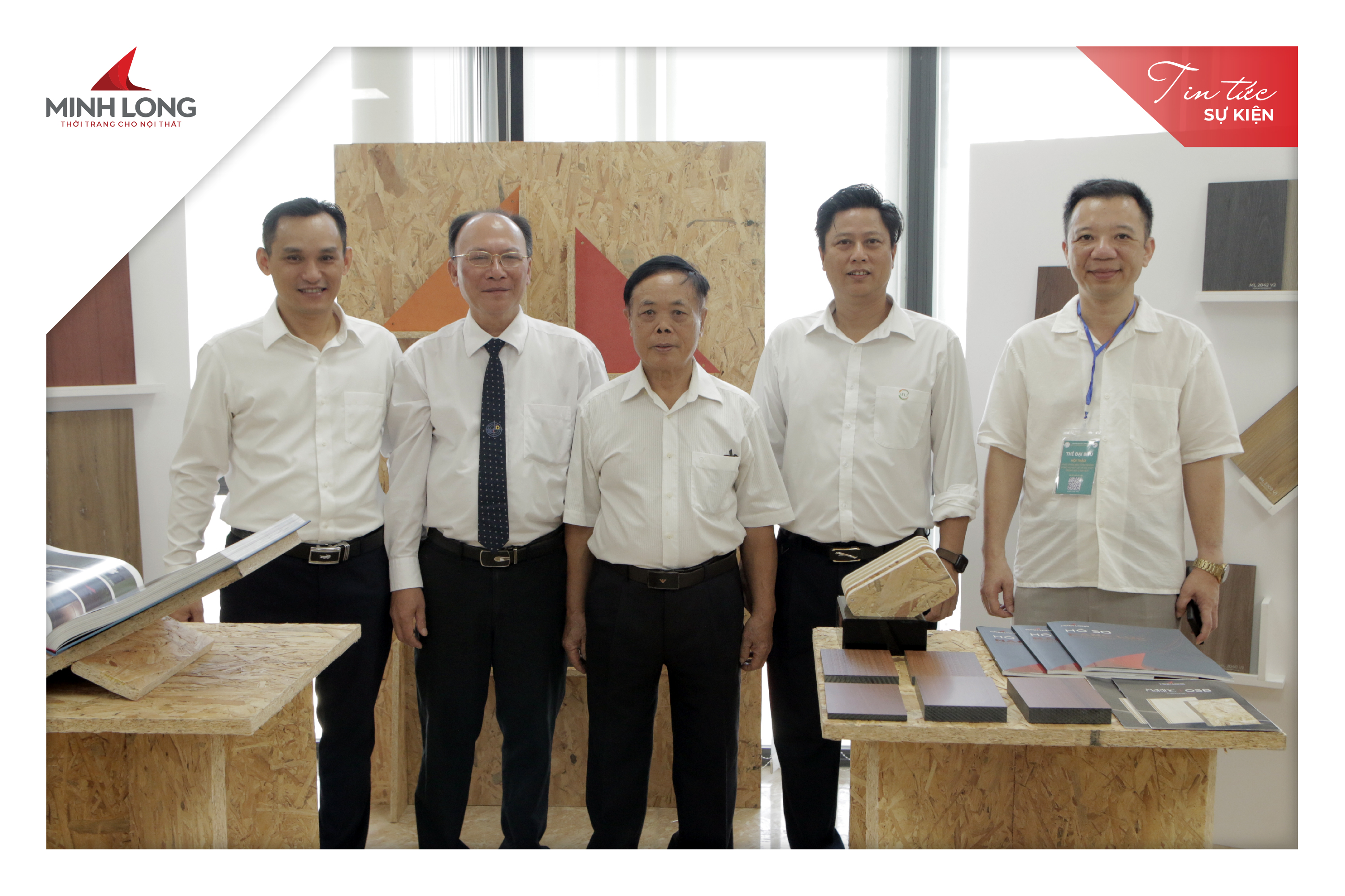 Các chuyên gia và đại biểu thăm quan gian trưng bày