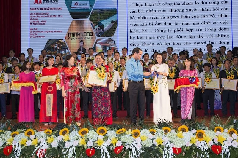 go minh long nhan bang khen doanh nghiep tieu bieu