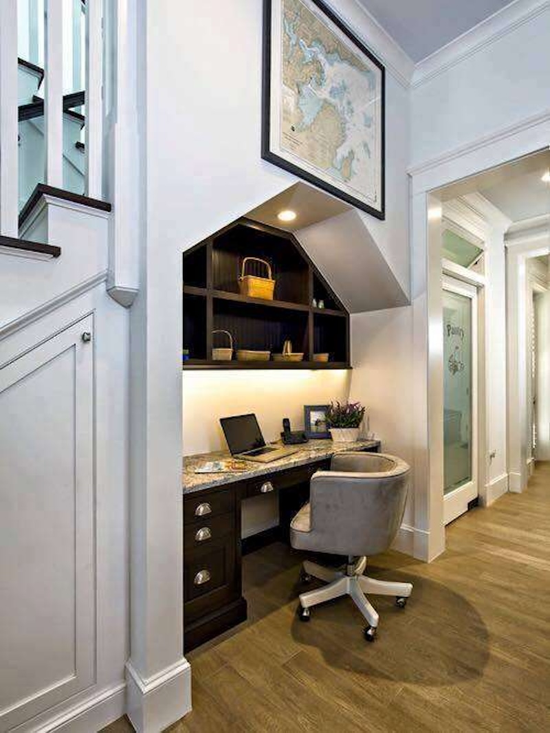 mo goc lam viec chan cau thang