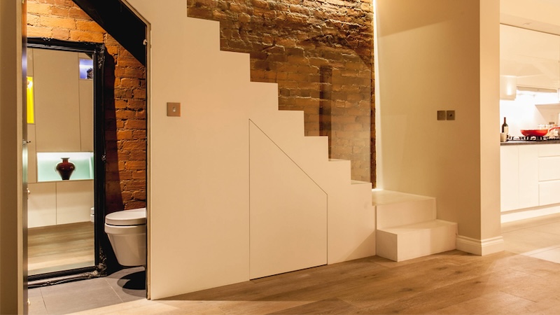 lam nha ve sinh nho duoi chan cau thang