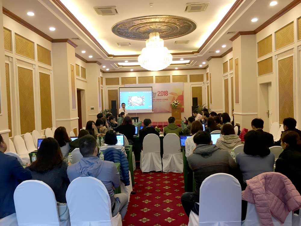 Phó giám đốc Phụ trách khối phân phối Nguyễn Hoa Thám tổng kết kết quả kinh doanh 2017