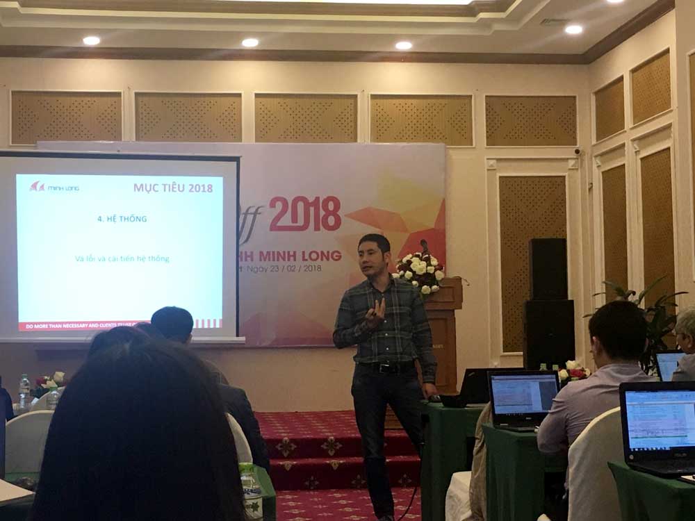 Phó giám đốc Nguyễn Minh Cương trình bày về mục tiêu, kế hoạch 2018