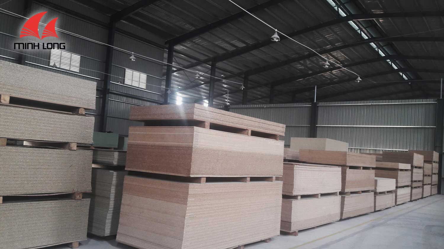 Ván gỗ công nghiệp được điều chuyển về kho đáp ứng nhu cầu của khách hàng tại Hà Nội và các tỉnh lân cận