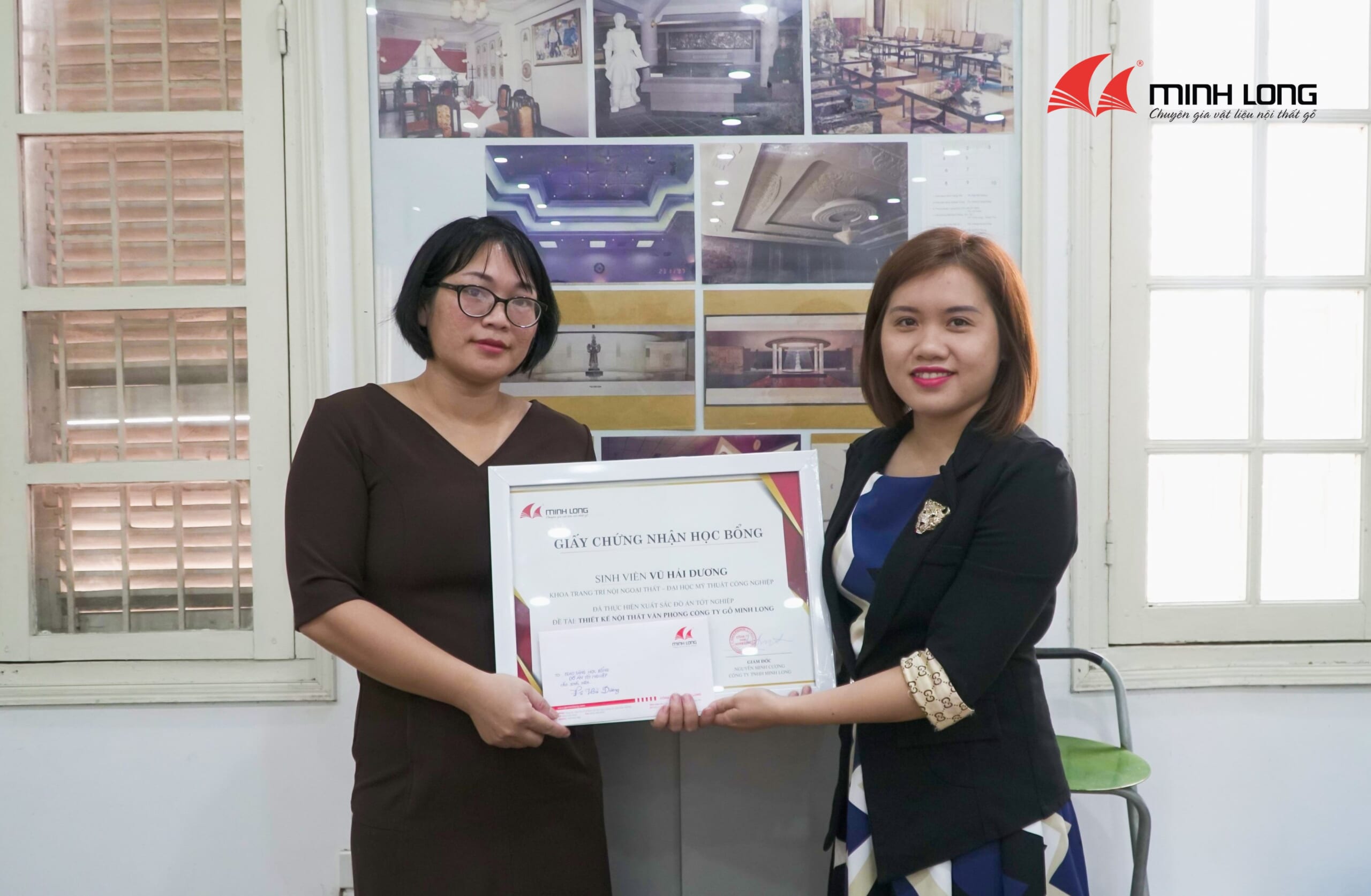 Đại diện Khoa Nội thất - ĐH Mỹ thuật Công nghiệp nhận học bổng đồ án do Gỗ Minh Long trao tặng